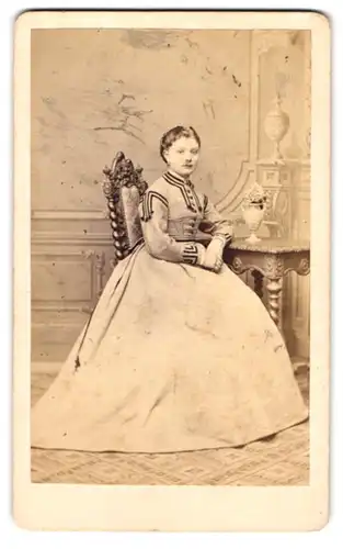 Fotografie C. F. Beddies & Sohn, Braunschweig, Portrait junge Frau im hellen gestreiften Biedermeierkleid