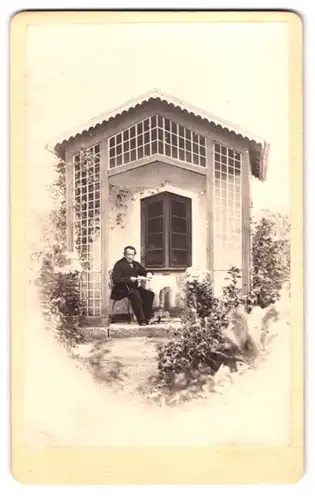 Fotografie J. Stettmeyer, Tuttlingen, Ansicht Tuttlingen, Portrait Mann vor seinem Gartenhäuschen am Tisch sitzend