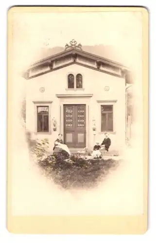 Fotografie J. Stettmeyer, Tuttlingen, Ansicht Tuttlingen, Portrait Familie mit zwei Kindern vor ihrem Haus