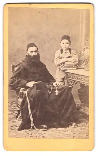Fotografie Ludwig Schradler, Füssen, Portrait Missionar mit arabischem Knaben als Diener im Atelier