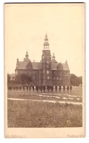 Fotografie H. I, Bing & Sön, Kjöbenhavn, Ansicht Kopenhagen, Soldaten vor dem Schloss Rosenborg