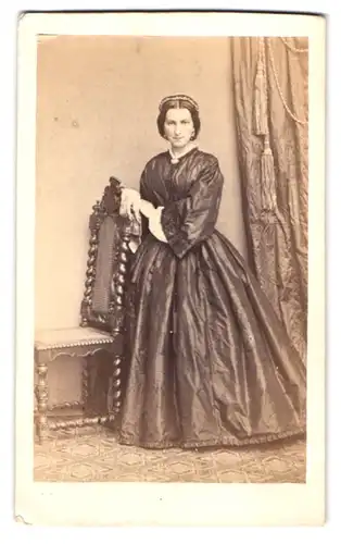 Fotografie unbekannter Fotograf und Ort, Portrait Marie Altmann geb. Schmauss im seidenen Biedermeierkleid, 1864