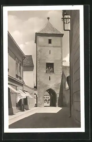 AK Horazdovice, Strassenpartie mit Torbogen