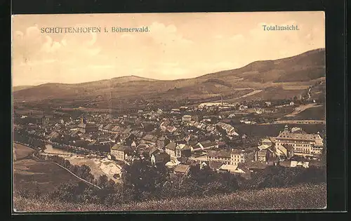 AK Schüttenhofen i. Böhmerwald, Gesamtansicht mit Berglandschaft