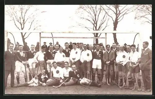 Foto-AK Versammelte Feldhockeymannschaft mit Trainern