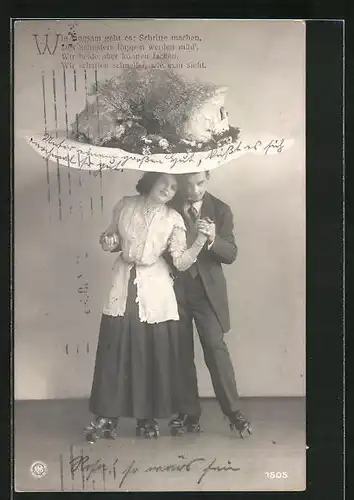 AK Rollschuh laufendes Paar mit riesigem Hut