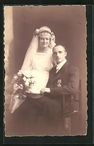 Foto-AK Junge Frau im Brautkleid und Herr im Anzug mit Eisernem Kreuz