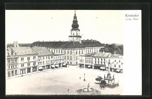 AK Kremsier /Kroméríz, Grosser Platz mit Brunnen und Denkmal