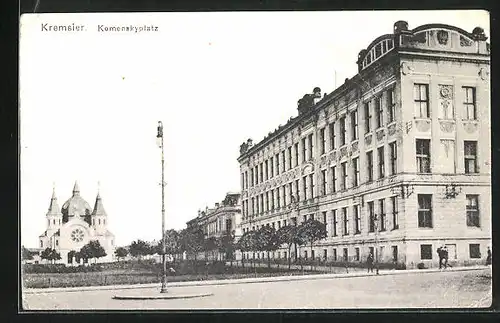 AK Kremsier /Kroméríz, Komenskyplatz mit Kirche im Hintergrund