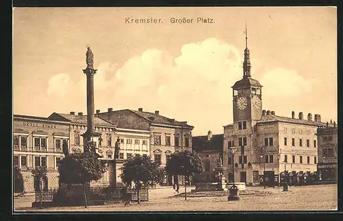 AK Kremsier /Kroméríz, Grosser Platz mit Rathaus und Denkmal