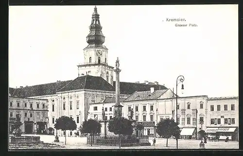 AK Kremsier /Kroméríz, Grosser Platz mit Kirchturm im Hintergrund