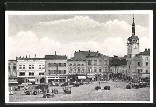 AK Kremsier /Kroméríz, Marktplatz mit Automobilfahrzeugen