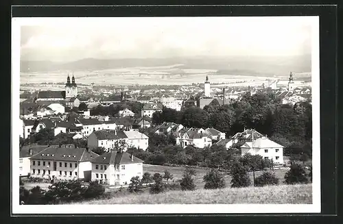 AK Ung. Hradisch, Wohnhäuser gegen Gebirgskette
