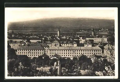 AK Uherské Hradiste, Panorama mit Bergkette und Kirche