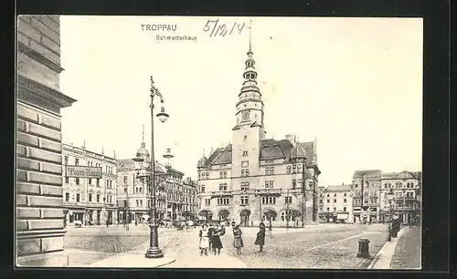 AK Troppau, Strassenpartie mit Fussgängern vor Schmetterhaus