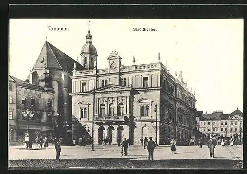 AK Troppau, Fussgänger vor dem Stadttheater