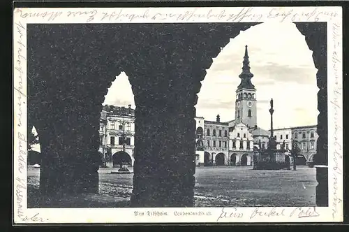 AK Neutitschein, Laubendurchblick auf den Stadtplatz mit Pfarrkirche