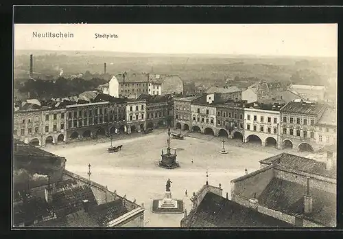 AK Neutitschein, Stadtplatz aus der Vogelschau mit Mariensäule