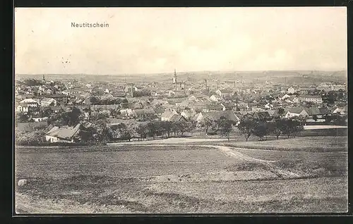 AK Neutitschein, Panorama über das Feld auf Wohnhäuser