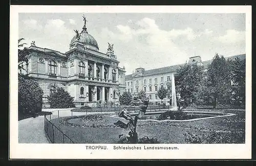 AK Troppau, Wasserfontäne im Park gegen schlesisches Landesmuseum