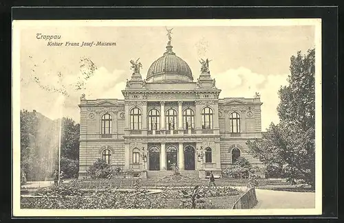 AK Troppau, Wasserfontäne im Park vor dem Kaiser Franz Josef-Museum