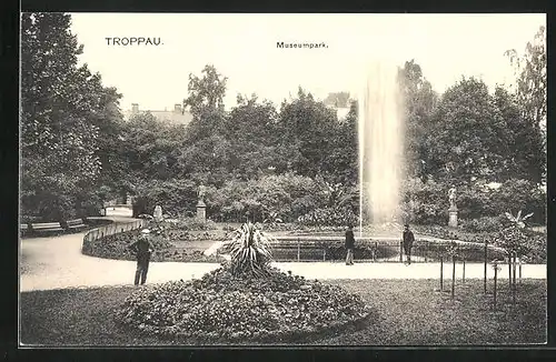 AK Troppau, Blühender Museumspark mit Wasserfontäne