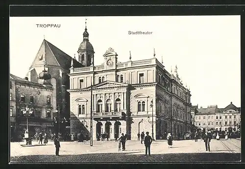 AK Troppau, Passanten vor dem Stadttheater