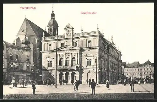 AK Troppau, Stadttheater mit Fussgängern