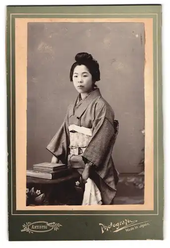 Fotografie Artistic, Japan, Portrait junge Geisha im gestreiften Kimono mit Obi und Katsura