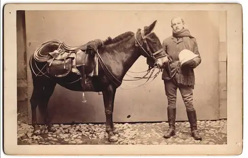 Fotografie unbekannter Fotograf und Ort, Bure mit seinem Maultier und Pistole im Halfter, 1893