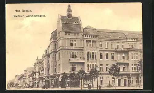 AK Neu-Ruppin, Friedrich Wilhelmstrasse mit Geschäften