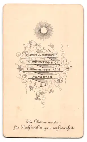Fotografie B. Wünning & Co., Hannover, Artilleriestr. 18, Portrait Dame im Biedermeierkleid mit Brosche