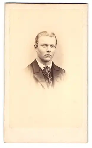 Fotografie Julius Nary, Oschersleben, Portrait junger Mann im Anzug mit gestreifter Krawatte