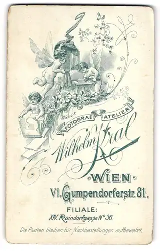 Fotografie Wilhelm Kral, Wien, Gumpendorferstr. 81, drei Elfen mit Plattenkamera entwickeln Fotos