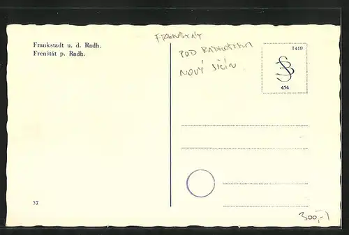 AK Frenstat pod Radh., Strassenpartie mit Schule durch Tor