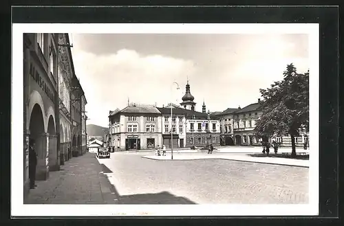 AK Frenstát pod Radhostem, Strassenpartie am Stadtplatz und Denkmal