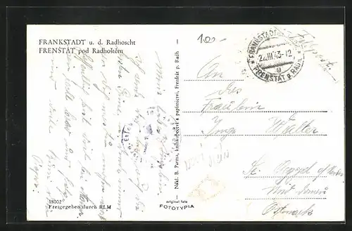 AK Frenstát pod Radhostem, Strassenpartie am Stadtplatz und Denkmal