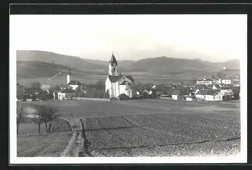 AK Hodslavice, Blick auf die Kirche vom Acker aus