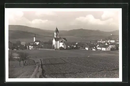AK Hodslavice, Panorama der Ortschaft mit Kirche im Zentrum