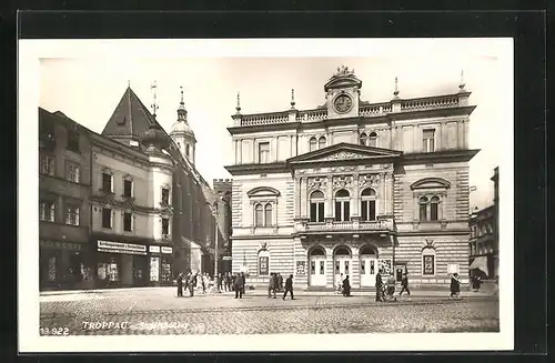 AK Troppau /Opava, Passanten vor dem Stadttheater