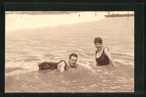 Foto-AK Paar in Bademode am Strand