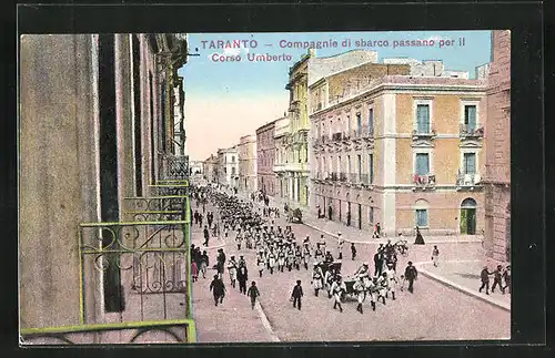 AK Taranto, Compagnie di sbarco passano per il Corso Umberto, Militärparade