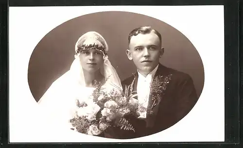 Foto-AK Junges Paar in Hochzeitskleidung mit Blumenstrauss