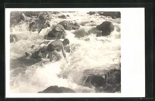 AK Aus südd. BK.-Lagern, Junger Mann beim Baden an einer Strömung