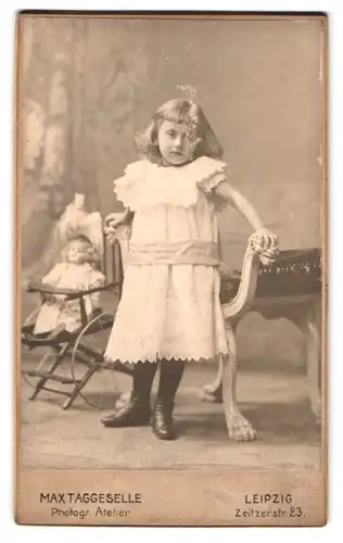 Fotografie Max Taggeselle, Leipzig, Zeitzerstr. 23, Mädchen Grete Kruspe im weissen Kleid mit Puppe im Puppenwagen