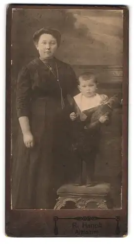 Fotografie R. Hanpft, Ort unbekannt, Portrait Mutter mit ihrem Sohn und Teddy im Arm