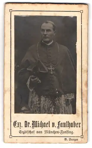 Fotografie B. Burger, Ort unbekannt, Portrait Erzbischof Dr. Michael v. Faulhaber im Talar mit Kruzifix