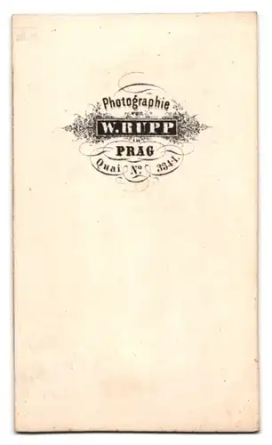 Fotografie W. Rupp, Prag, Quai 33-41, Portrait Pastor im Talar mit Bibel im Atelier