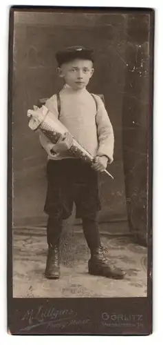 Fotografie M. Lüllgens, Görlitz, Steinstr. 14, Portrait junger Knabe mit Zuckertüte und Schulranzen zum Schulandang