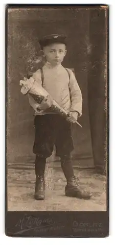 Fotografie M. Lüllgens, Görlitz, Steinstr. 14, Portrait Knabe in Kickerbockern mit Zuckertüte und Schulranzen